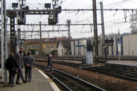 Personnes aux abords des voies